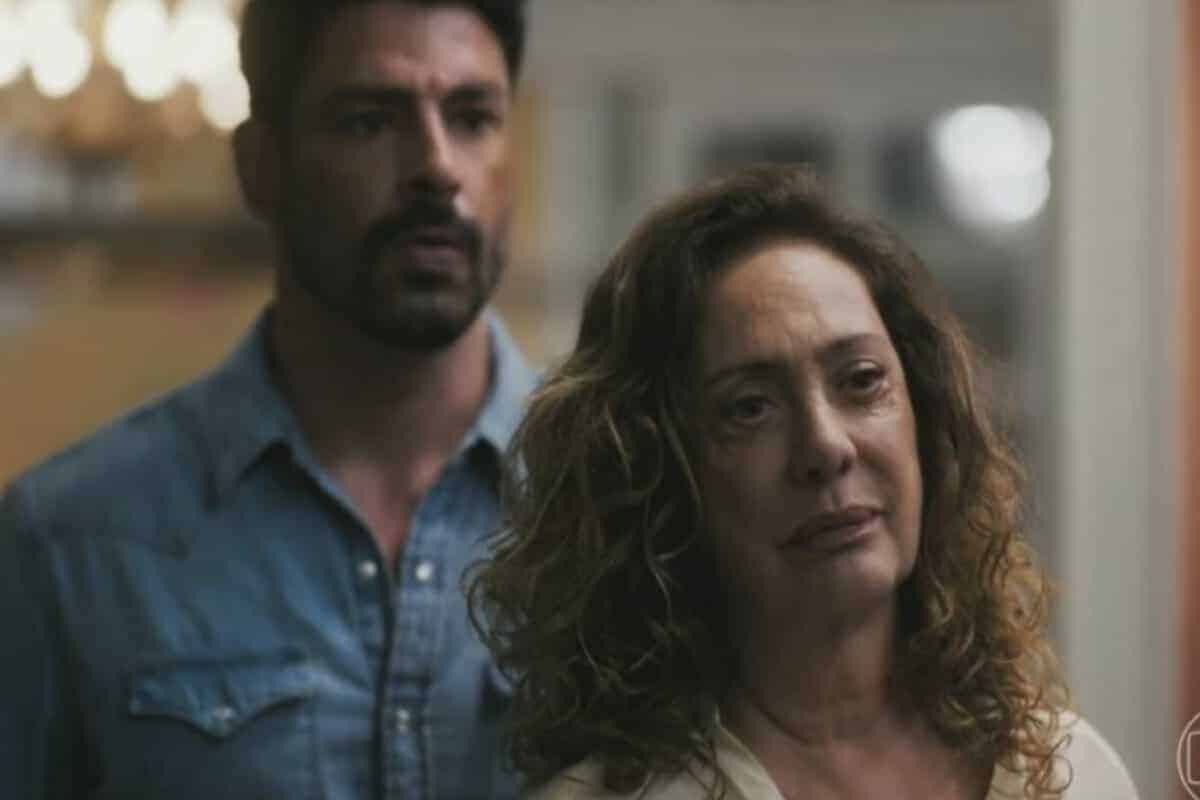 Terra e Paixão Caio pressiona Agatha intensamente depois de escutar