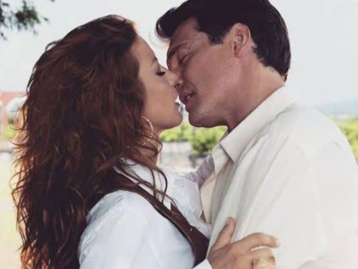 Jerónimo e Renata se beijam