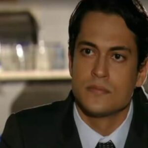 Raphael Vianna interpretando Hélio em Flor do Caribe