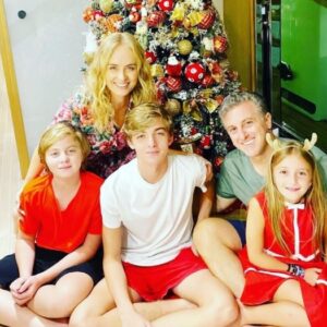 Angélica e Luciano Huck com seus filhos reunidos