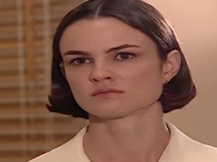 Carolina Kasting interpretando Laura em 'Mulheres Apaixonadas' (Canal Viva)