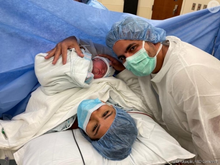 Simone e Kaká Diniz com a filha recém-nascida do casal