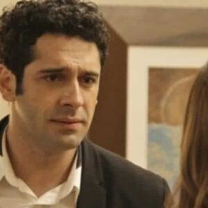 João Baldasserini interpretando Beto em 'Haja Coração' (Globo)