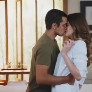 Téo (Felipe Simas) e Luna (Juliana Paiva) em 'Salve-se Quem Puder' (Globo)