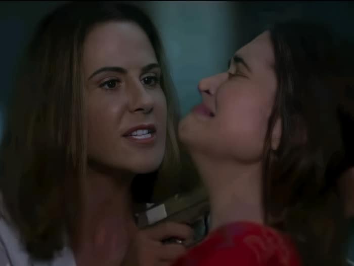 Dominique (Guilhermina Guinle) e Luna (Juliana Paiva) em 'Salve-se Quem Puder' (Globo)