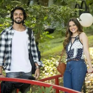 Alejandro (Rodrigo Simas) e Luna (Juliana Paiva) em 'Salve-se Quem Puder' (Globo)