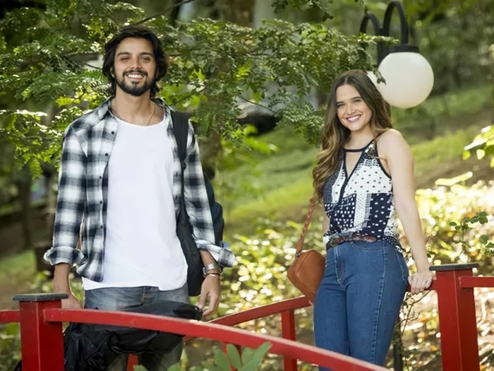 Alejandro (Rodrigo Simas) e Luna (Juliana Paiva) em 'Salve-se Quem Puder' (Globo)