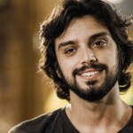 Rodrigo Simas interpretando Alejandro em 'Salve-se Quem Puder' (Globo)