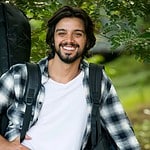 Rodrigo Simas interpretando Alejandro em 'Salve-se Quem Puder' (Globo)