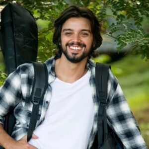 Rodrigo Simas interpretando Alejandro em 'Salve-se Quem Puder' (Globo)