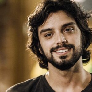 Rodrigo Simas interpretando Alejandro em 'Salve-se Quem Puder' (Globo)