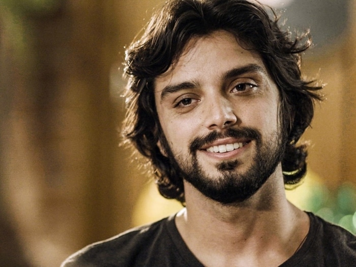 Rodrigo Simas interpretando Alejandro em 'Salve-se Quem Puder' (Globo)