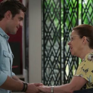 Renzo (Rafael Cardoso) e Lúcia (Cristina Pereira) em 'Salve-se Quem Puder' (Globo)