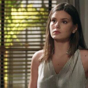 Camila Queiroz interpretando Luíza em 'Pega Pega' (Globo)