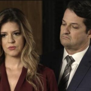 Maria Pia (Mariana Santos) e Malagueta (Marcelo Serrado) em 'Pega Pega' (Globo)