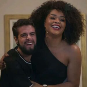 Catatau (Bernardo de Assis) e Renatinha (Juliana Alves) em 'Salve-se Quem Puder' (Globo)