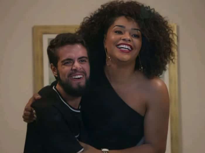 Catatau (Bernardo de Assis) e Renatinha (Juliana Alves) em 'Salve-se Quem Puder' (Globo)