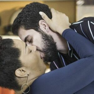 Renatinha (Juliana Alves) e Catatau (Bernardo de Assis) em 'Salve-se Quem Puder' (Globo)