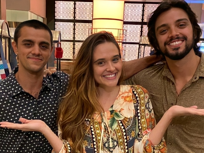 Téo (Felipe Simas), Luna (Juliana Paiva) e Alejandro (Rodrigo Simas)