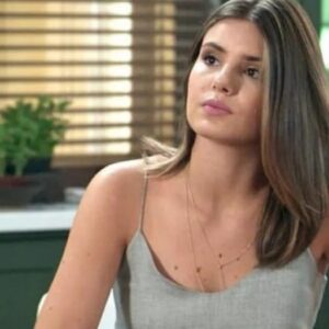 Camila Queiroz interpretando Luiza em 'Pega Pega' (Globo)