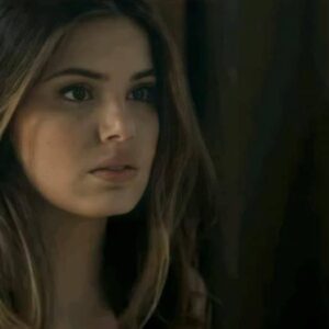 Camila Queiroz interpretando Luiza em 'Pega Pega' (Globo)