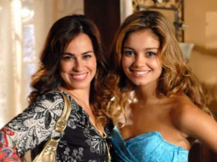 Daguilene (Daniela Escobar) e Stéfany (Sophie Charlotte) em 'Ti-Ti-Ti' (Globo)