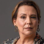 Ana Beatriz Nogueira interpretando Elenice em 'Um Lugar ao Sol' (Globo)