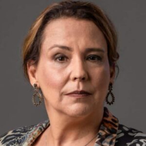 Ana Beatriz Nogueira interpretando Elenice em 'Um Lugar ao Sol' (Globo)