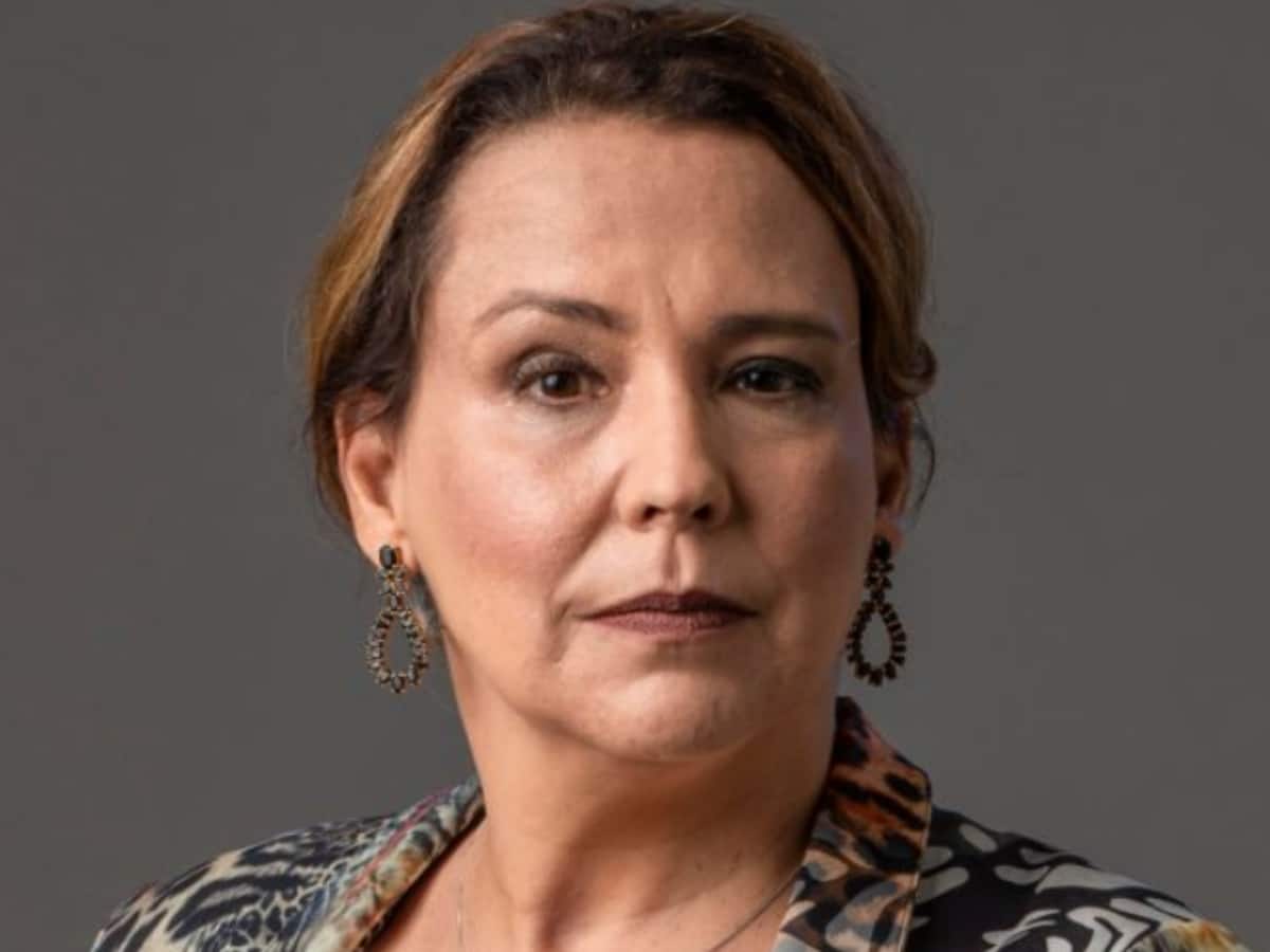 Ana Beatriz Nogueira interpretando Elenice em 'Um Lugar ao Sol' (Globo)