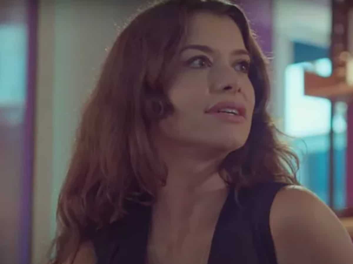 Alinne Moraes interpretando Bárbara em 'Um Lugar ao Sol' (Globo)