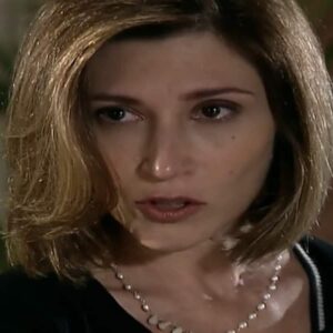 Beth Goulart interpretando Neli em 'Paraíso Tropical' (Canal Viva)