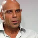 Manuel Landeta como Léon em 'Mar de Amor' (Sbt)