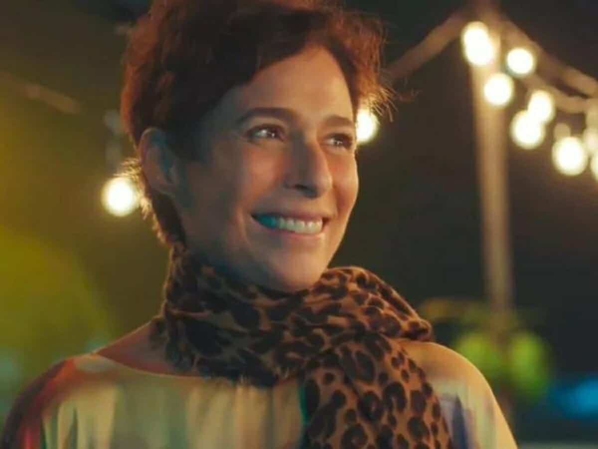 Andrea Beltrão interpretando Rebeca em 'Um Lugar ao Sol' (Globo)