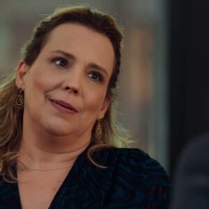 Ana Beatriz Nogueira interpretando Elenice em 'Um Lugar ao Sol' (Globo)