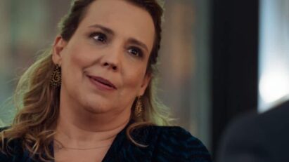 Ana Beatriz Nogueira interpretando Elenice em 'Um Lugar ao Sol' (Globo)