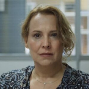 Ana Beatriz Nogueira interpretando Elenice em 'Um Lugar ao Sol' (Globo)