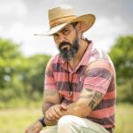 Juliano Cazarré como Alcides em 'Pantanal' (Globo)