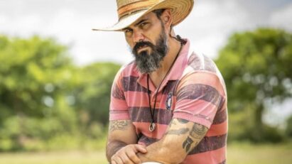 Juliano Cazarré como Alcides em 'Pantanal' (Globo)