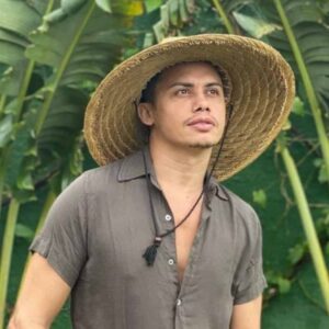 Silvero Pereira como Zaqueu em 'Pantanal' (Globo)
