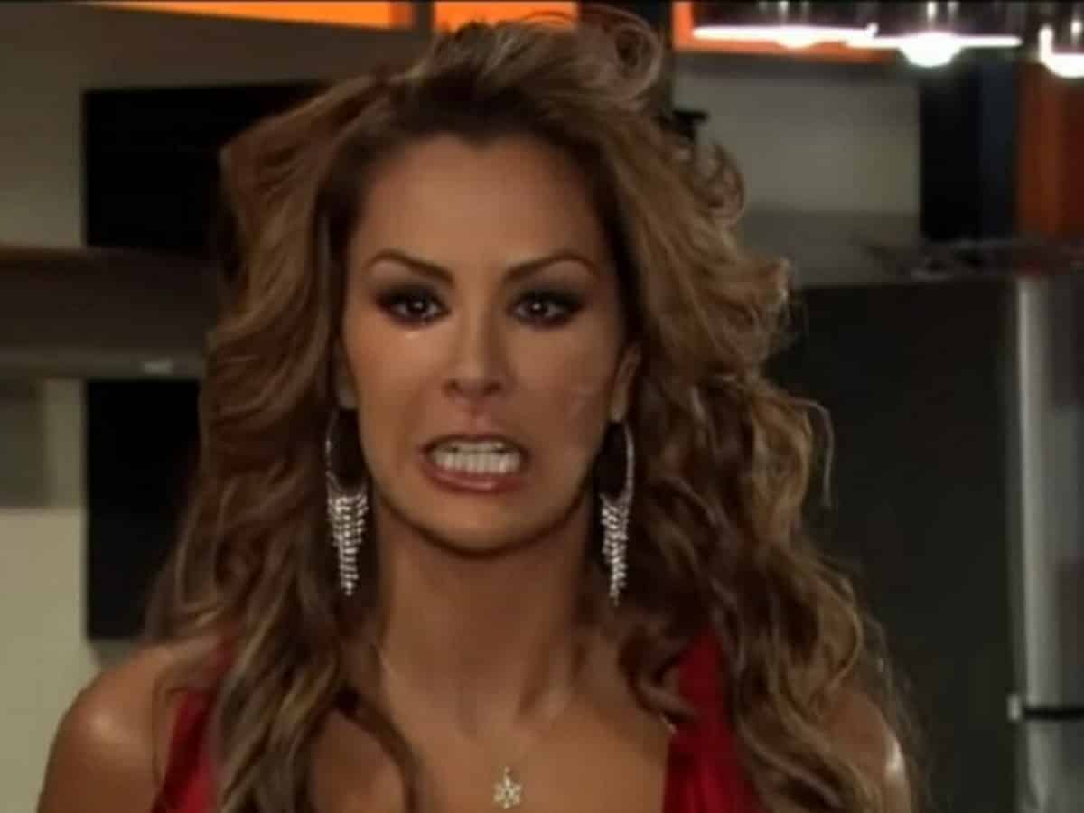 Ninel Conde interpretando Coral em 'Mar de Amor' (Sbt)