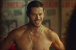 Lui Lorenzo sem camisa em cena da novela Vai na Fé (Globo).
