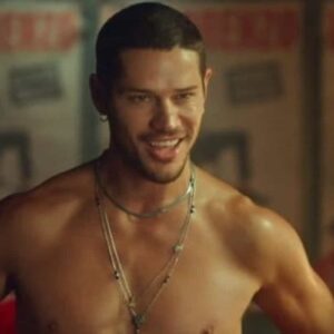 Lui Lorenzo sem camisa em cena da novela Vai na Fé (Globo).