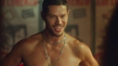 Lui Lorenzo sem camisa em cena da novela Vai na Fé (Globo).