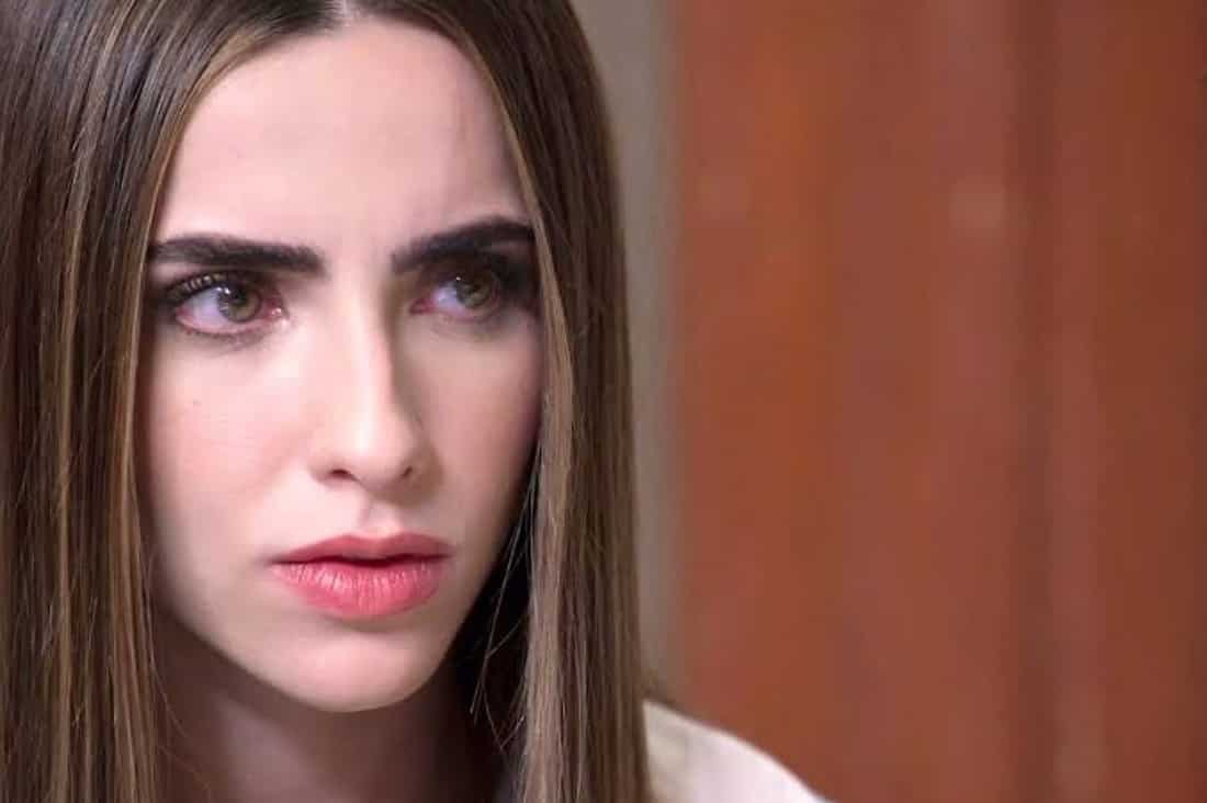 Foto de Andreia com expressão de raiva e decepção, Adriano com olhar de culpa e Verônica com expressão de tristeza.