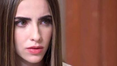 Foto de Andreia com expressão de raiva e decepção, Adriano com olhar de culpa e Verônica com expressão de tristeza.