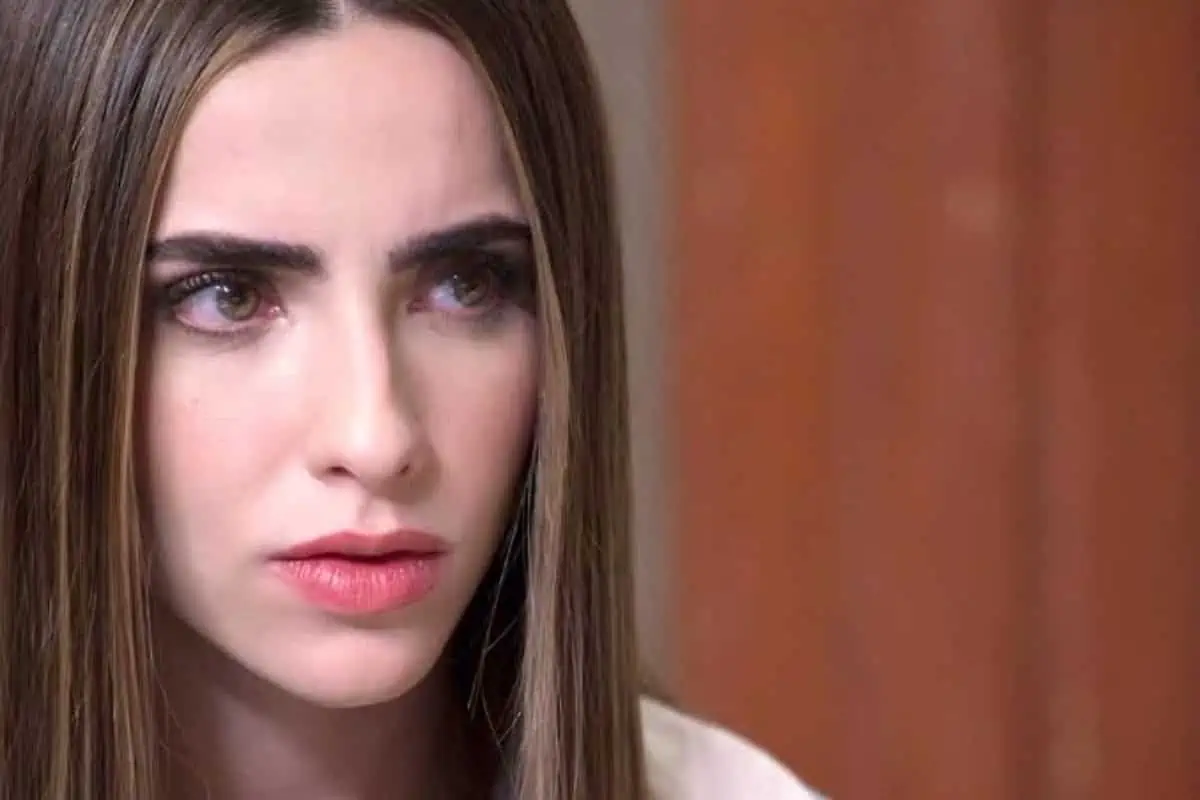 Foto de Andreia com expressão de raiva e decepção, Adriano com olhar de culpa e Verônica com expressão de tristeza.