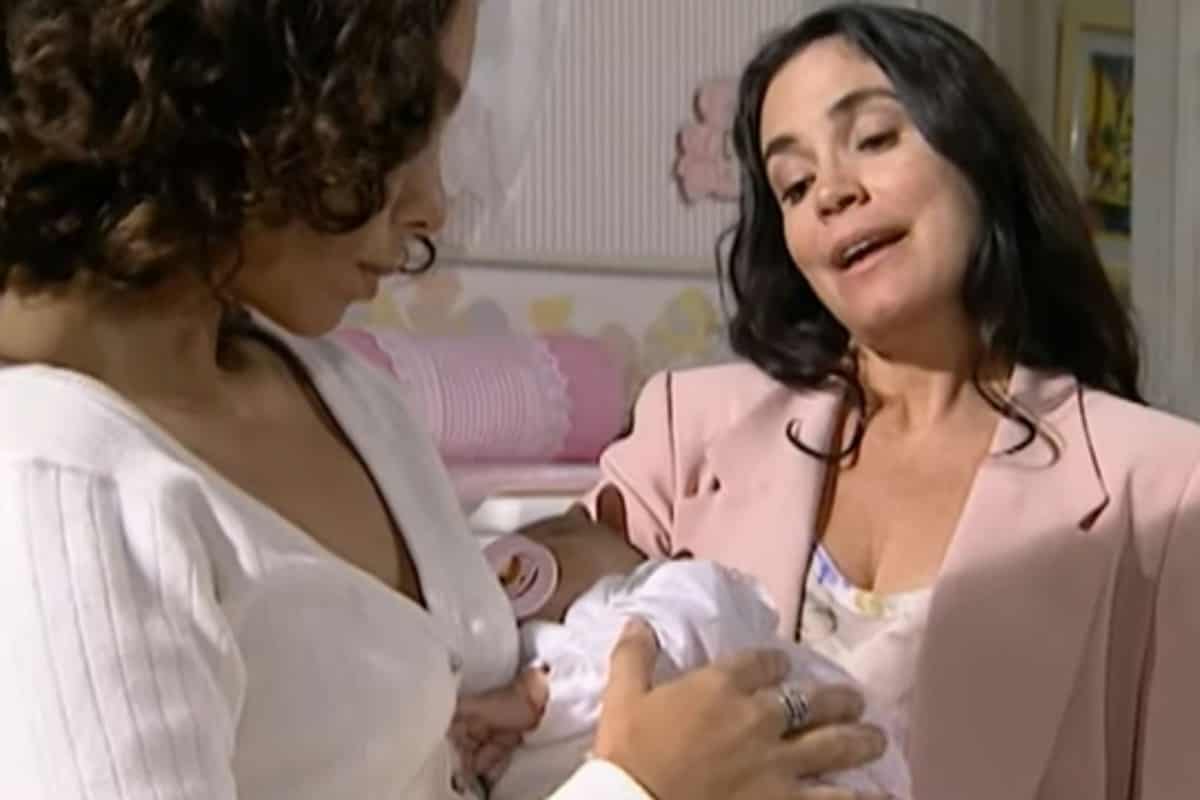 Joyce, Helena e Carlos, com foco nas emoções da cena.