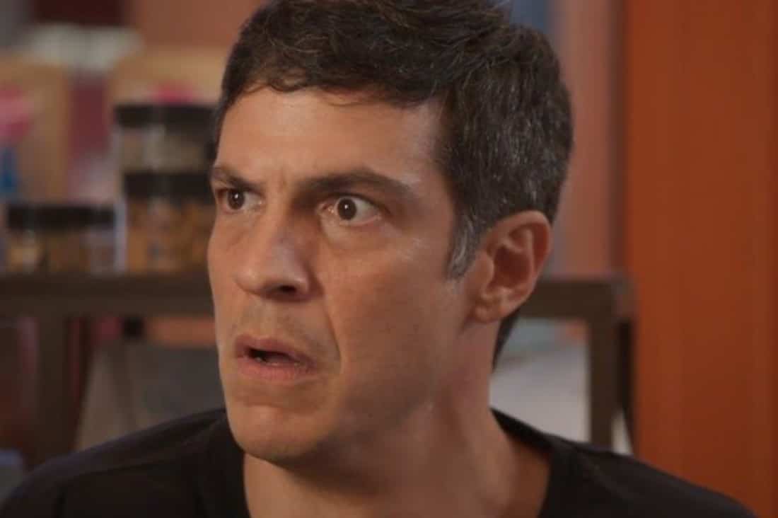 Foto de Jonas com destaque para as expressões de choque e surpresa.