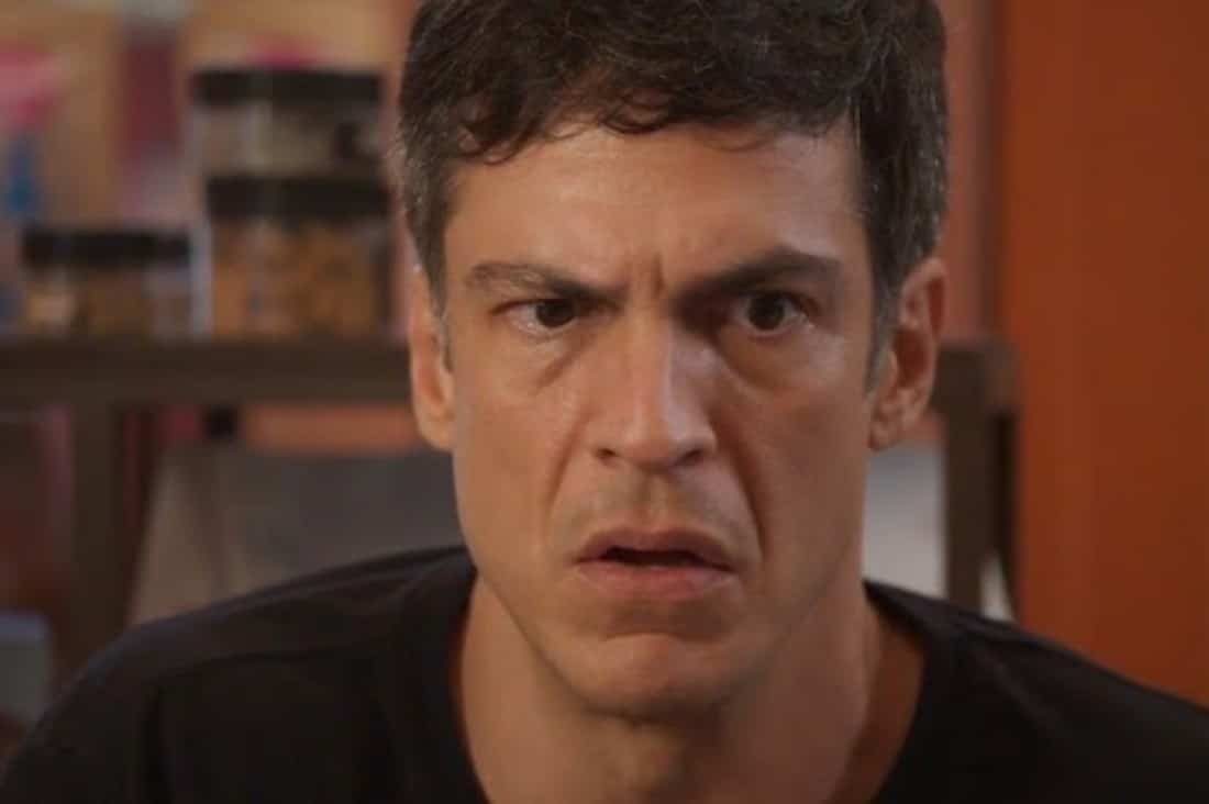 Foto de Jonas com destaque para as expressões de choque e surpresa.