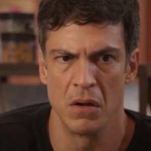 Foto de Jonas com destaque para as expressões de choque e surpresa.